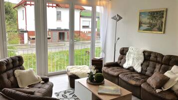 Smart-TV, Bücher, Musikbibliothek, Stereoanlage