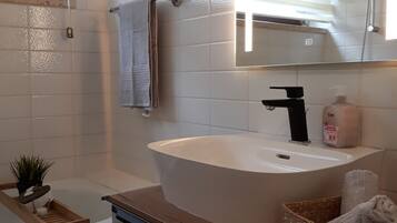 Duschwanne, Haartrockner, Handtücher, Seife