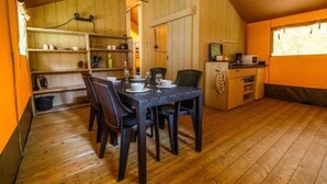 Tienda (Safaritent 6 personen incl. sanitair) | Servicio de comidas en la habitación