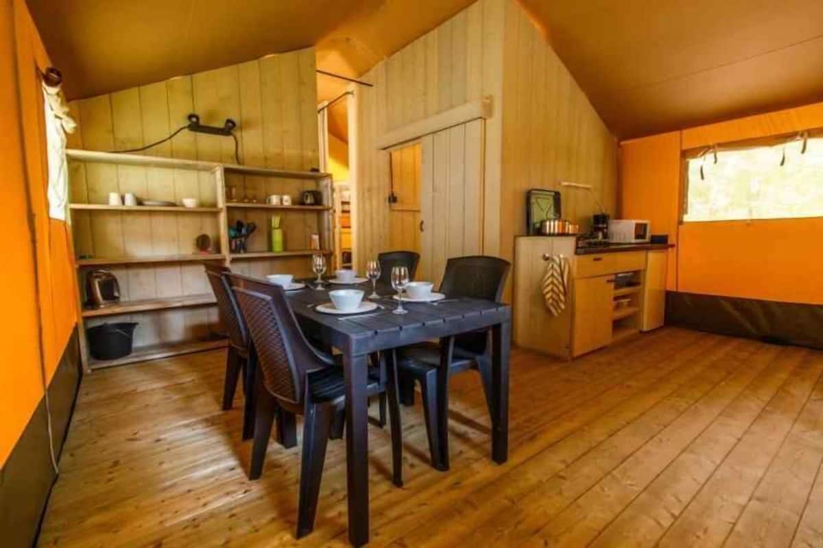 Zelt (Safaritent 6 personen incl. sanitair) | Essbereich im Zimmer