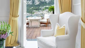 Premium bedding, down comforters, minibar, in-room safe