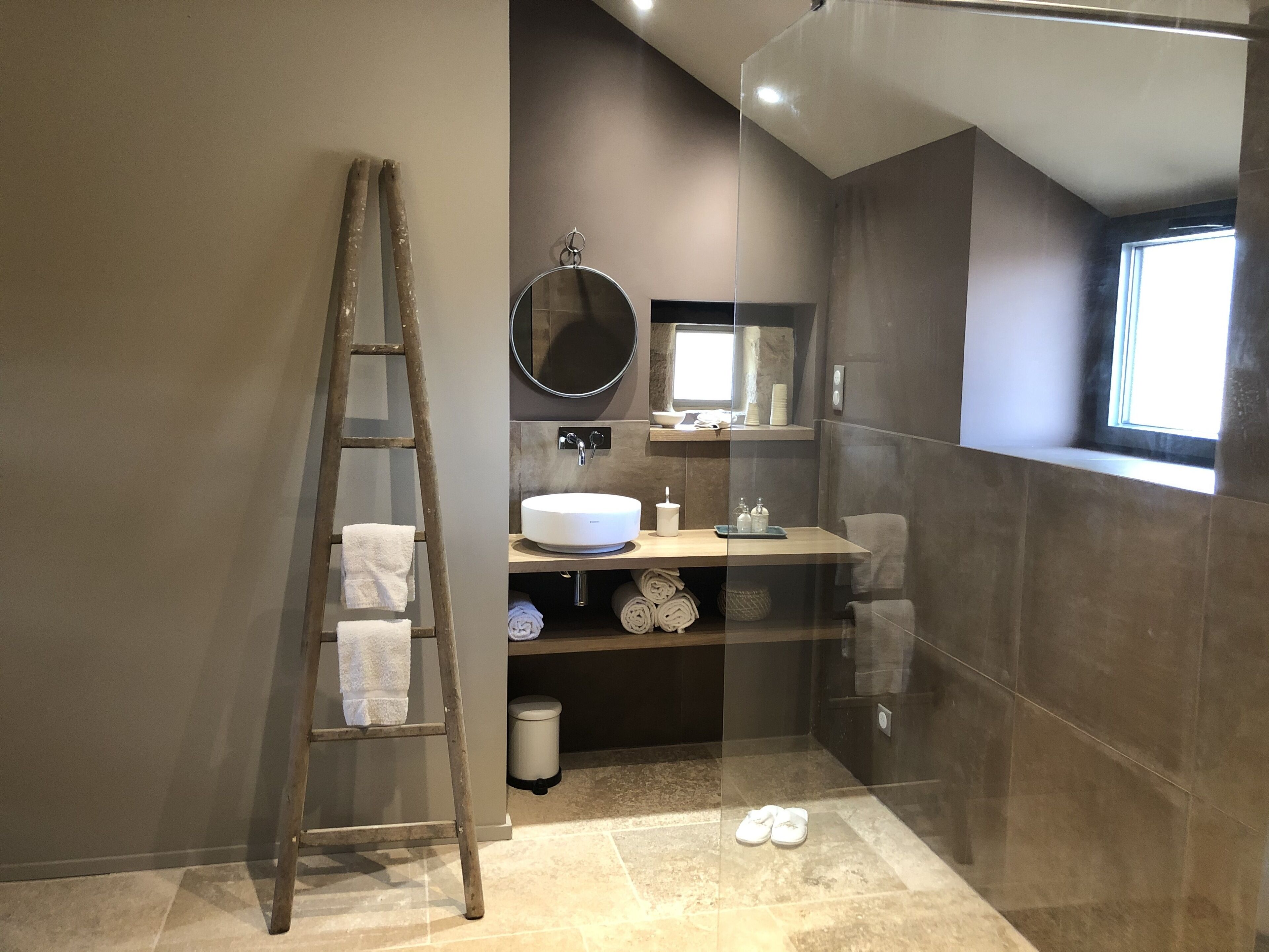 Douche, sèche-cheveux, serviettes fournies, papier toilette