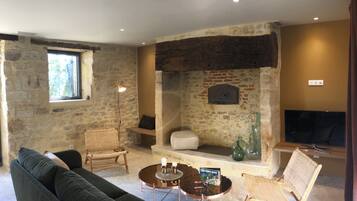 Televisie, een dvd-speler en boeken