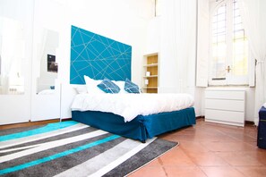 1 quarto, cofres nos quartos, escrivaninha