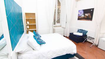 1 Schlafzimmer, Zimmersafe, Schreibtisch, Bügeleisen/Bügelbrett