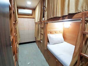 Basic Shared Dormitory, Men only | Free WiFi - Hexahostel Mabrook (Mumbai)