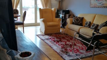 42-inch TV with digital channels, smart speakers