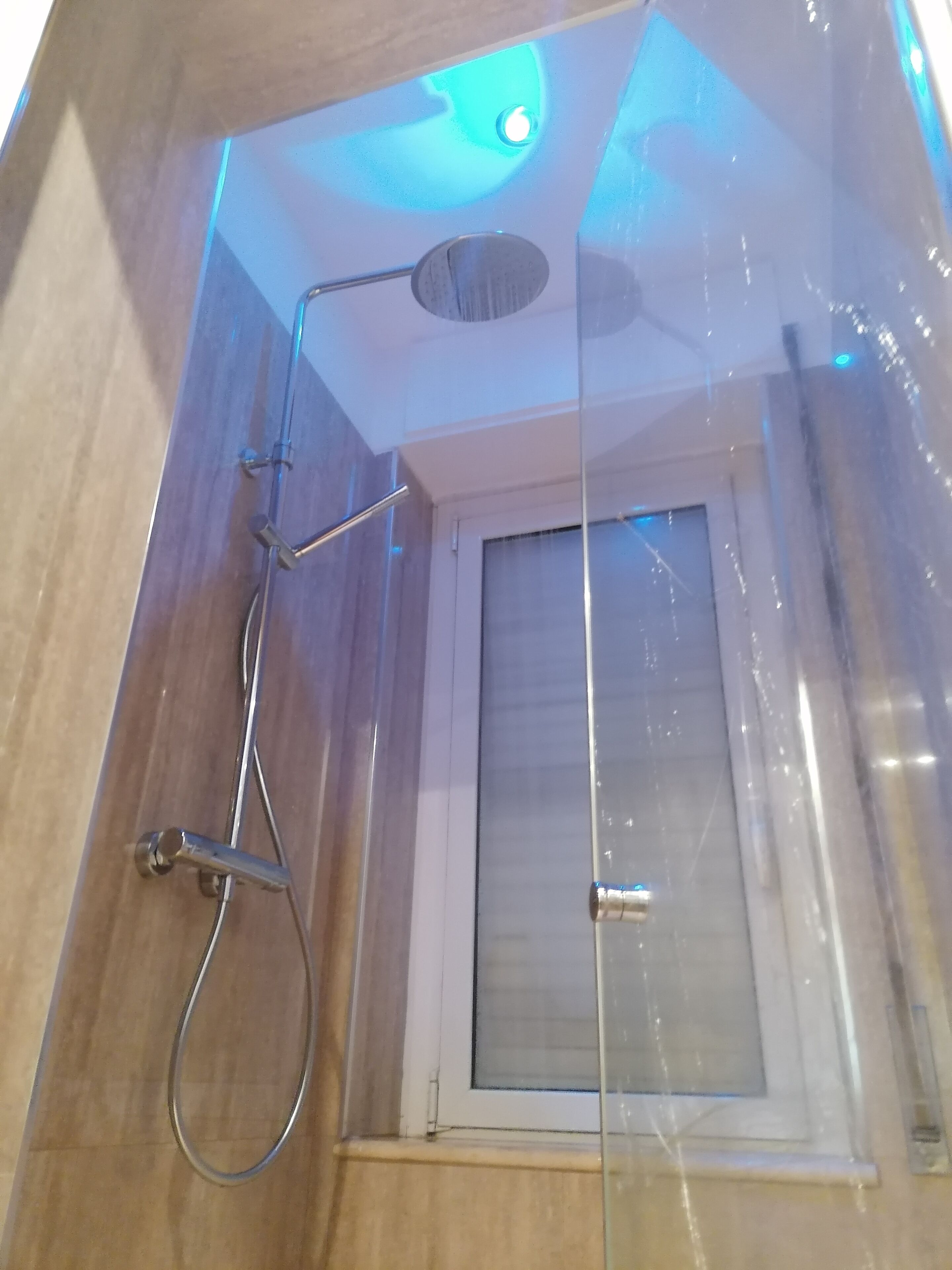 Dusche, Regendusche, kostenlose Toilettenartikel, Haartrockner