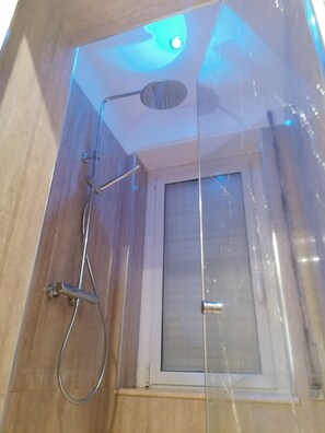 Shower, rainfall showerhead, free toiletries, hair dryer - B&B Buon Cammino Tuscia - Viterbo (Viterbo)