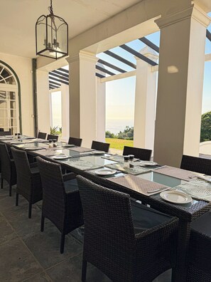 Colazione, aperto a pranzo e cena, cucina locale, con vista sul mare 