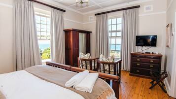 Standaard kamer, 1 twee- of 2 eenpersoonsbedden, uitzicht op zee | Een strijkplank/strijkijzer, beddengoed