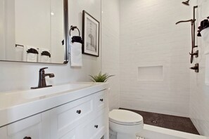 Badewanne, Haartrockner, Handtücher, Shampoo