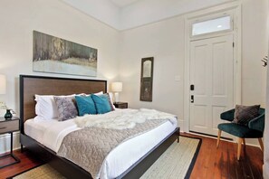 5 室のベッドルーム、デスク、アイロン / アイロン台、旅行用ベビーベッド