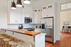 冷蔵庫、電子レンジ、オーブン、コンロ