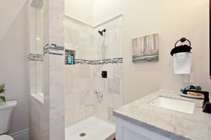 Een bad, een haardroger, handdoeken, zeep