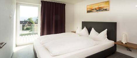 1 chambre, coffre-fort, bureau, lit de bébé portatif