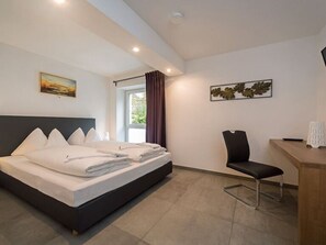 1 bedroom, in-room safe, desk, travel crib