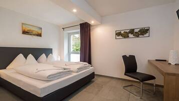 1 bedroom, in-room safe, desk, travel cot