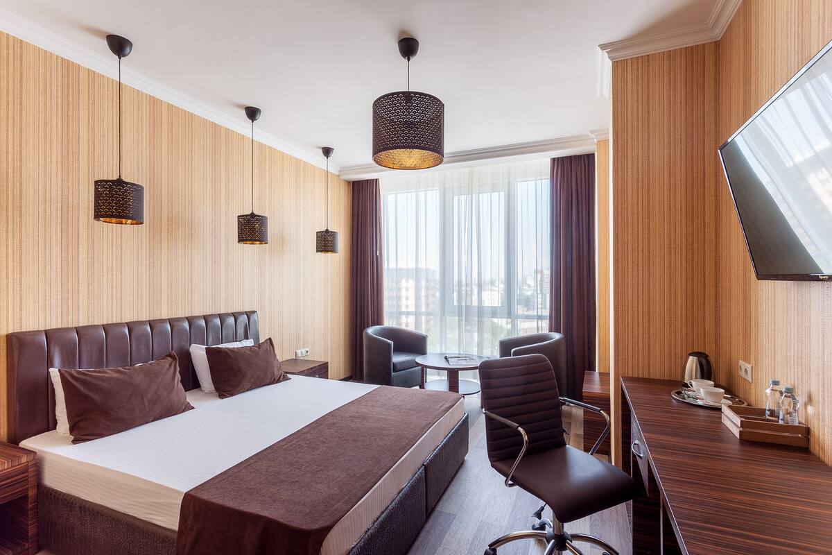 Kamar Double Standar | Minibar, meja kerja, ruang kerja ramah laptop, dan tirai kedap cahaya