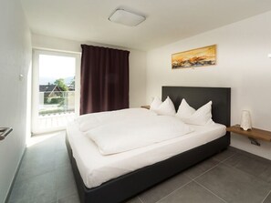 2 bedrooms, in-room safe, desk, travel cot