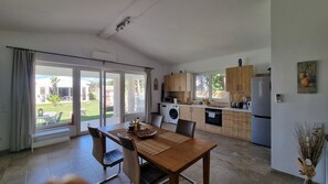Een oven, een kookplaat, een vaatwasser