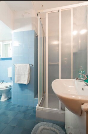 Apartment, 2 Schlafzimmer, Terrasse (Mole Big) | Badezimmer | Handtücher, Seife, Toilettenpapier