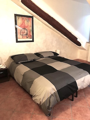 Apartment, 2 Schlafzimmer (Mansarda XX Settembre) | 2 Schlafzimmer, individuell dekoriert, individuell eingerichtet