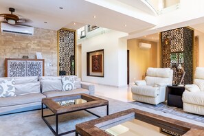 Villa, 5 habitaciones | Área de sala de estar | Televisión de 30 pulgadas con canales por cable 