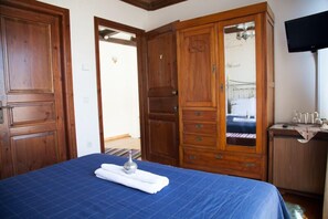 Free minibar items, blackout drapes, soundproofing - Hagiati Traditional Hotel (Edessa)