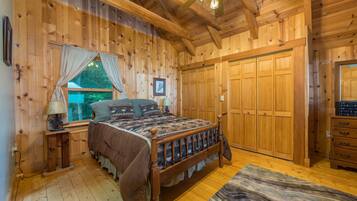 3 bedrooms, desk, iron/ironing board, free WiFi