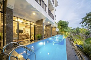 Una piscina al aire libre