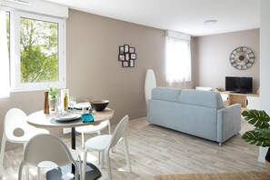 Zona de estar | Una televisión de pantalla plana, una oficina