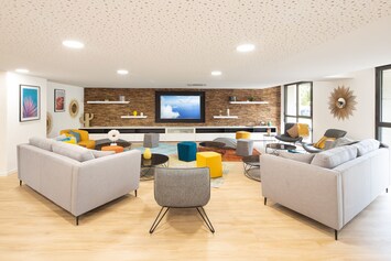 Coin salon dans le hall