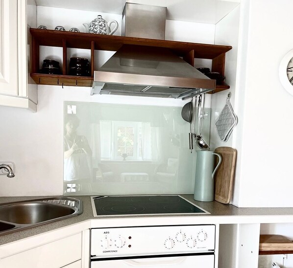 Fridge, oven, coffee/tea maker, electric kettle