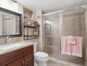 Bathtub, hair dryer, towels - Waterfront 1BR condo in Marco Island with pool, WiFi, and marina access. (Marco Island)