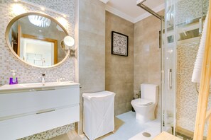 Shower, hair dryer, towels