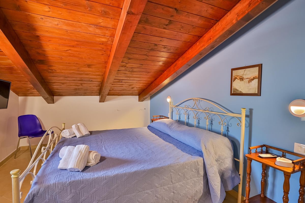 Family Room | Minibar, desk, free WiFi, bed sheets