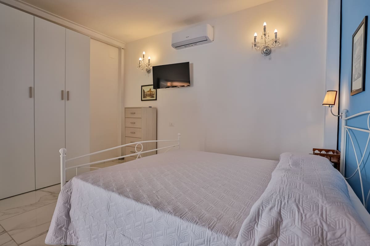 Minibar, desk, free WiFi, bed sheets