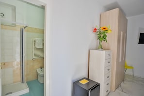 Standard Room | Bathroom | Shower, rainfall showerhead, hair dryer, bidet - Affittacamere Il Pineto (Capaccio-Paestum)