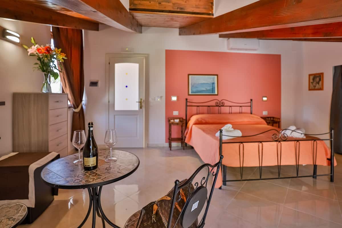 Deluxe Room | Minibar, desk, free WiFi, bed sheets