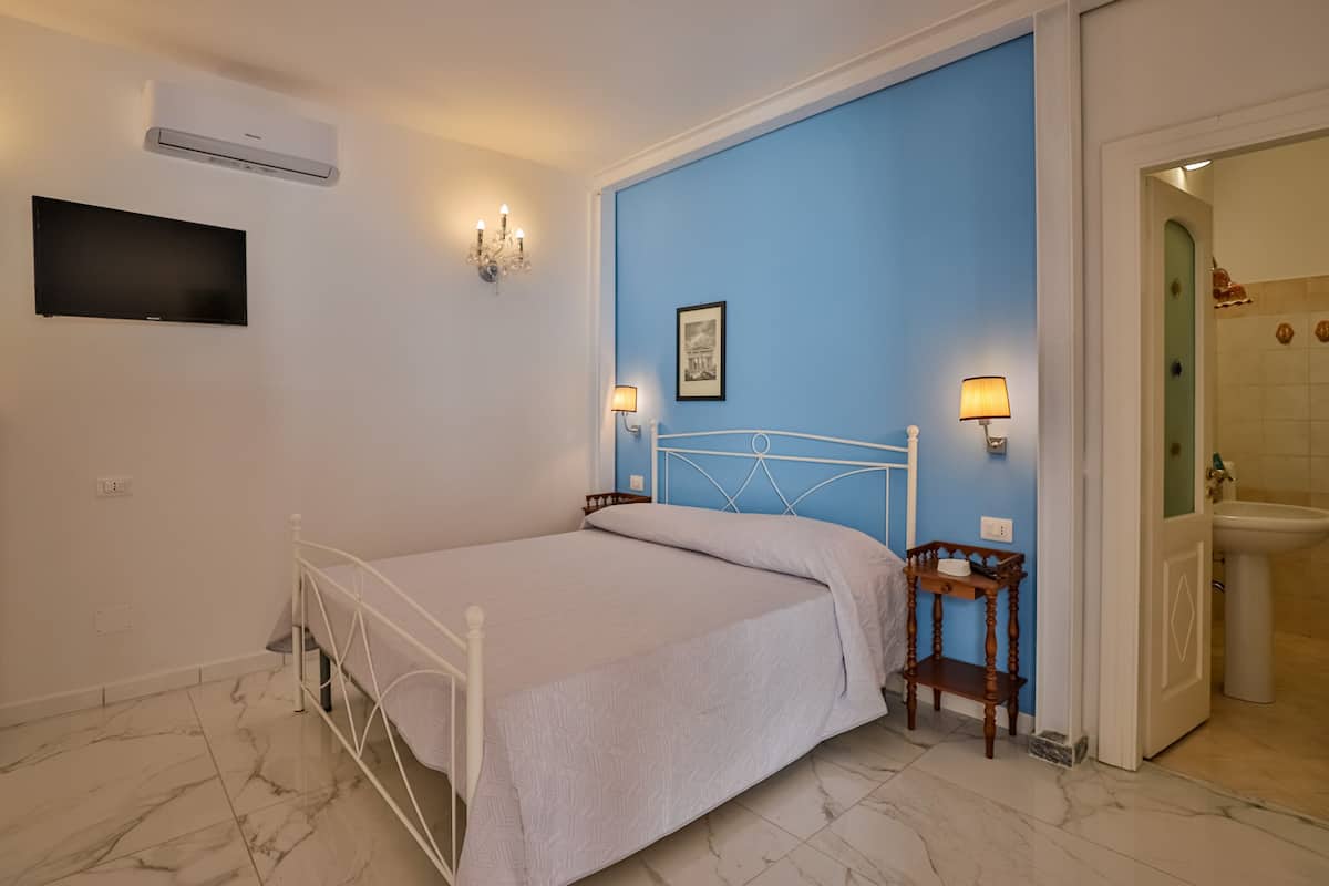 Minibar, desk, free WiFi, bed sheets