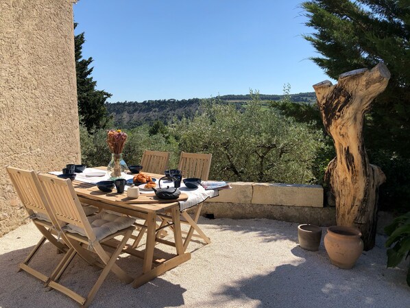 Outdoor dining - Mas provençal La Serallère in the heart of olive groves (Venterol)