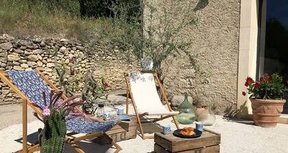 Mas provençal La Serallère in the heart of olive groves