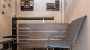 Ein moderner Arbeitsraum mit Schreibtisch, Stuhl und Stauraumelementen.