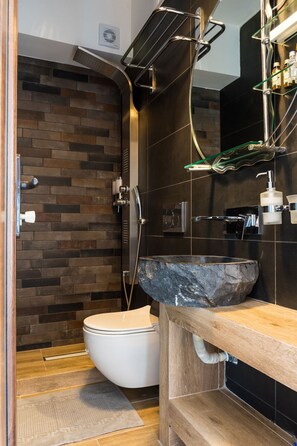 Habitación Deluxe doble (Lidia) | Baño | Ducha, secador de pelo, zapatillas y toallas
