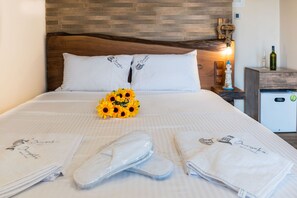 Deluxe Double Room (Iris) | Bar mini, peti besi dalam bilik, kalis bunyi, katil bayi/kot (percuma) 