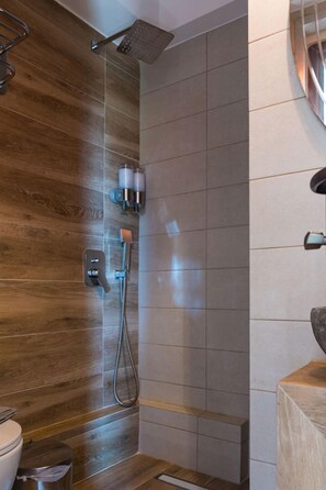 Habitación triple Deluxe (Ekavi) | Baño | Ducha, secador de pelo, zapatillas y toallas