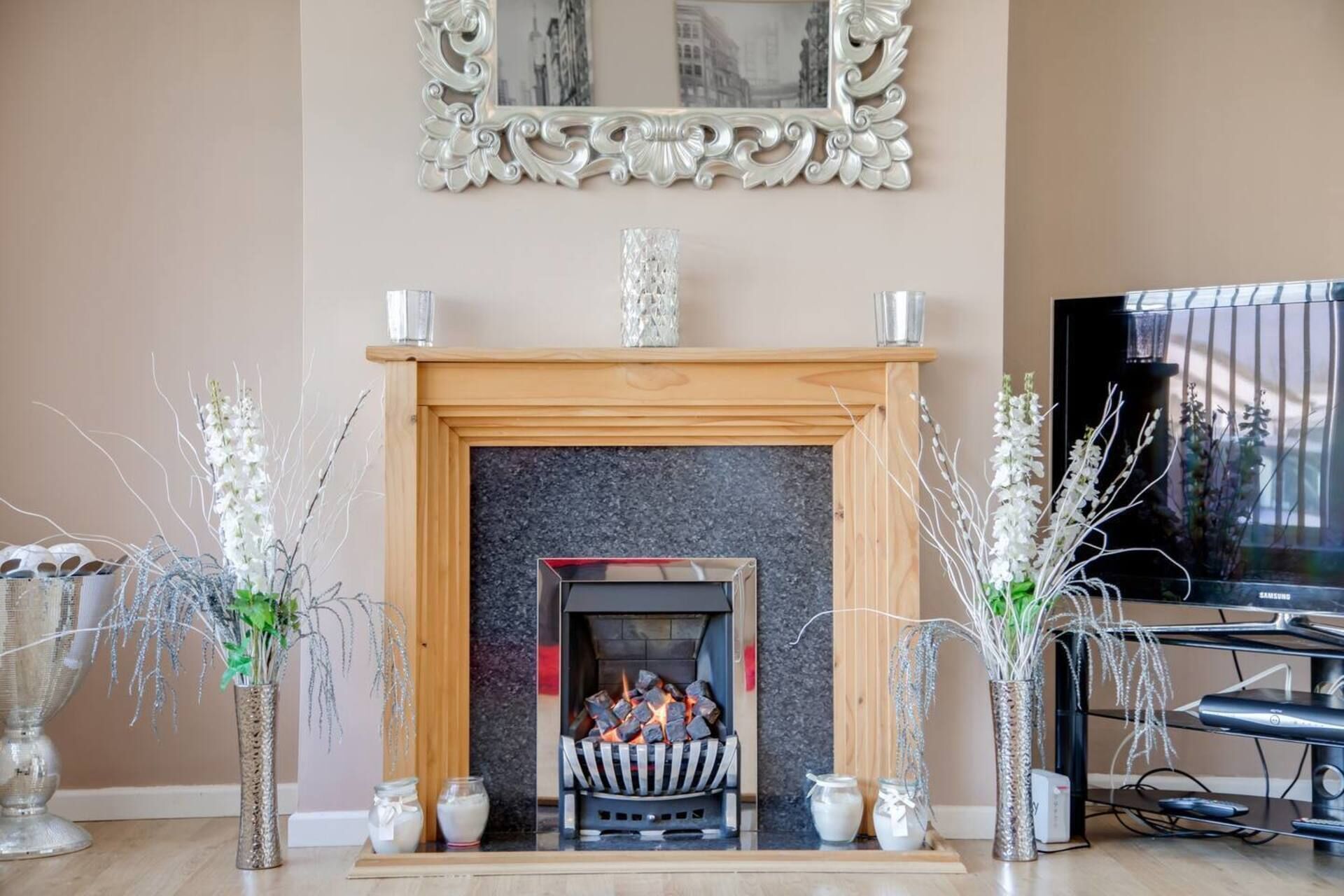 Talo | Oleskelualue | 30–tuumainen televisio, jossa satelliittikanavat