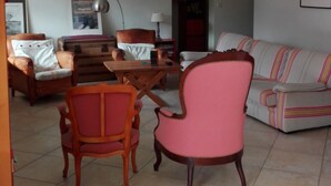 A living room with a sofa, chairs, a table, and a lamp. - House with two terraces (south and north) and direct access to the bike path. (Messanges)