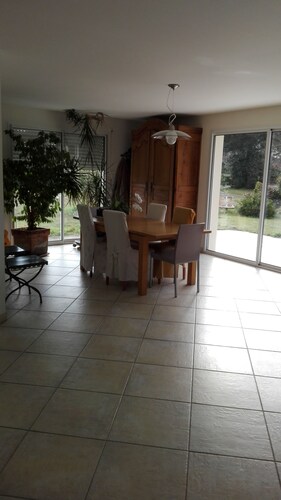 Maison  avec deux terrasses (sud et nord) et accès direct à la piste cyclable .